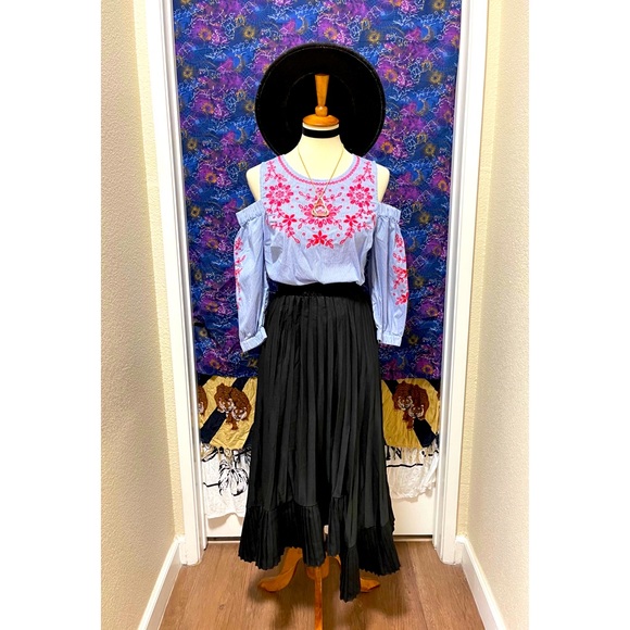 🌈 Beautiful Embroidered flowers top - Picture 10 of 12